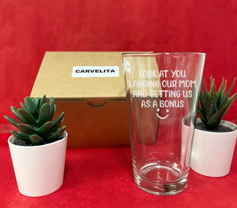 CARVELITA Look At You Landing Our Mom And Getting Us As A Bonus 16oz Beer Glass, Father's Day Beer Pint For Dad, Bonus Dad, Birthday Gifts For Stepdad, Sarcastic Gifts