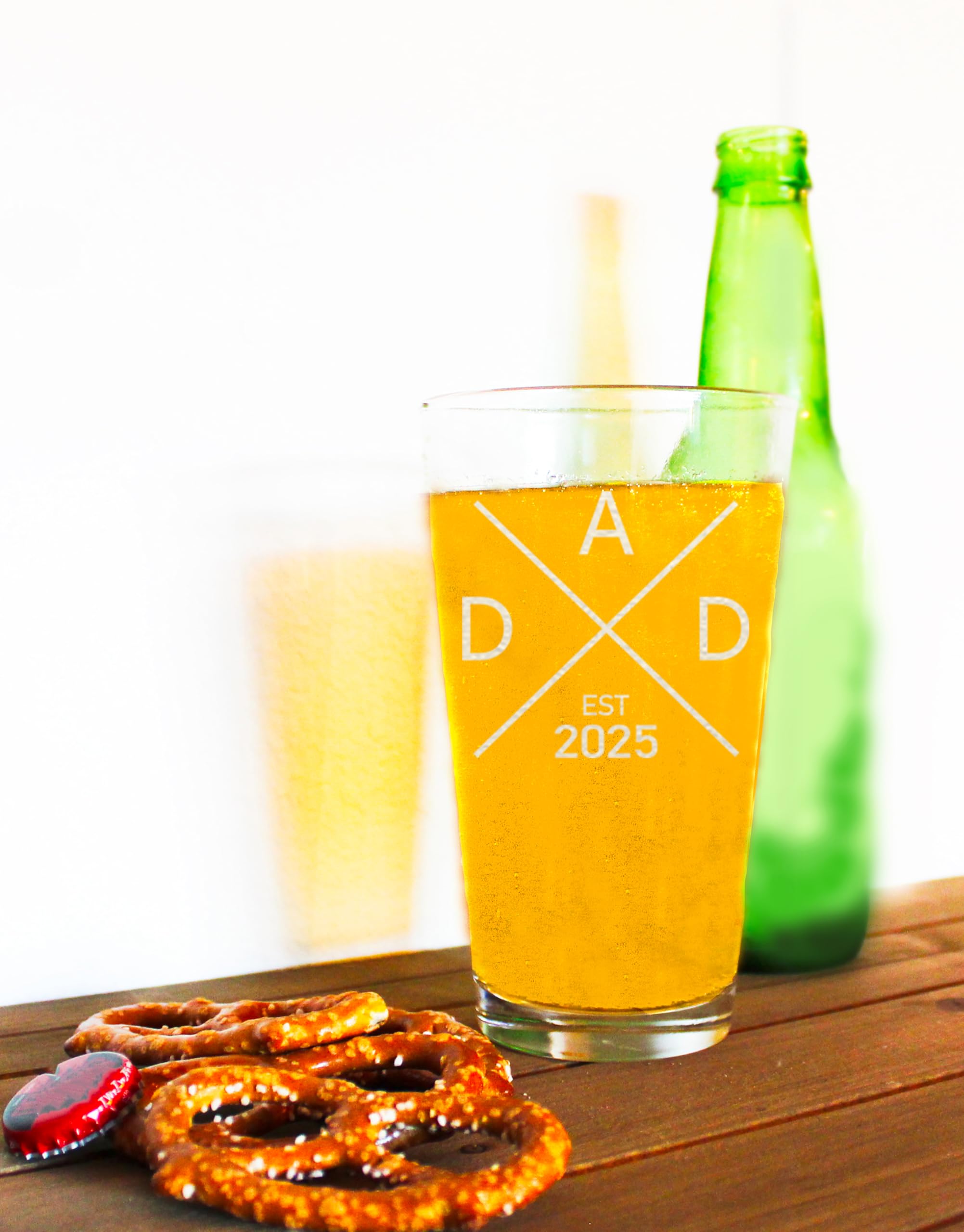 CARVELITA Dad Est 2025 Beer Glass - Pregnancy Announcements For Family - 16oz Beer Pint For Expecting Father - Dad To Be Gifts - Funny New Daddy Gift - First Gifts For Daddy